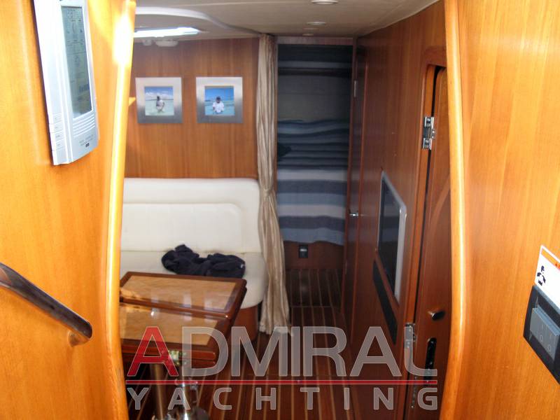 Tiara 42
