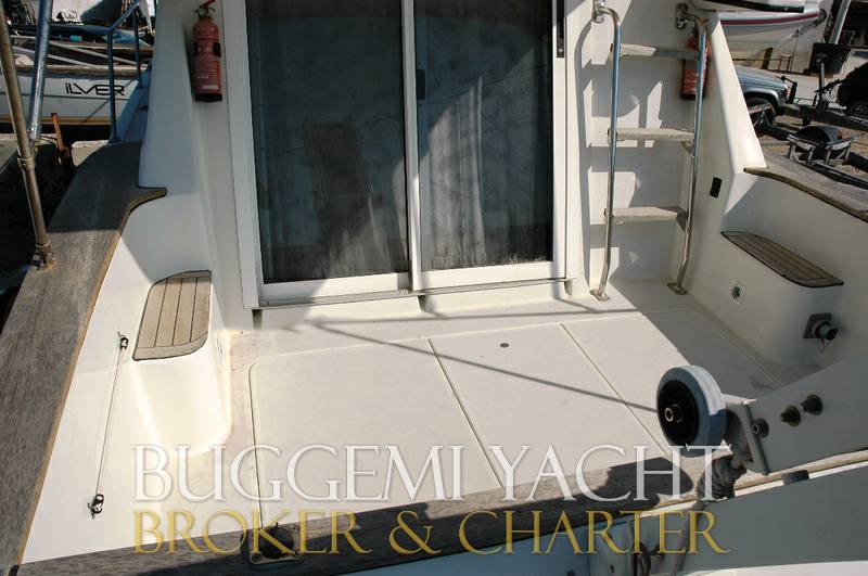 Carver 26 command bridge