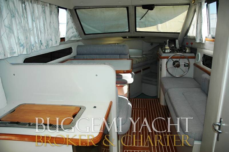 Carver 26 command bridge