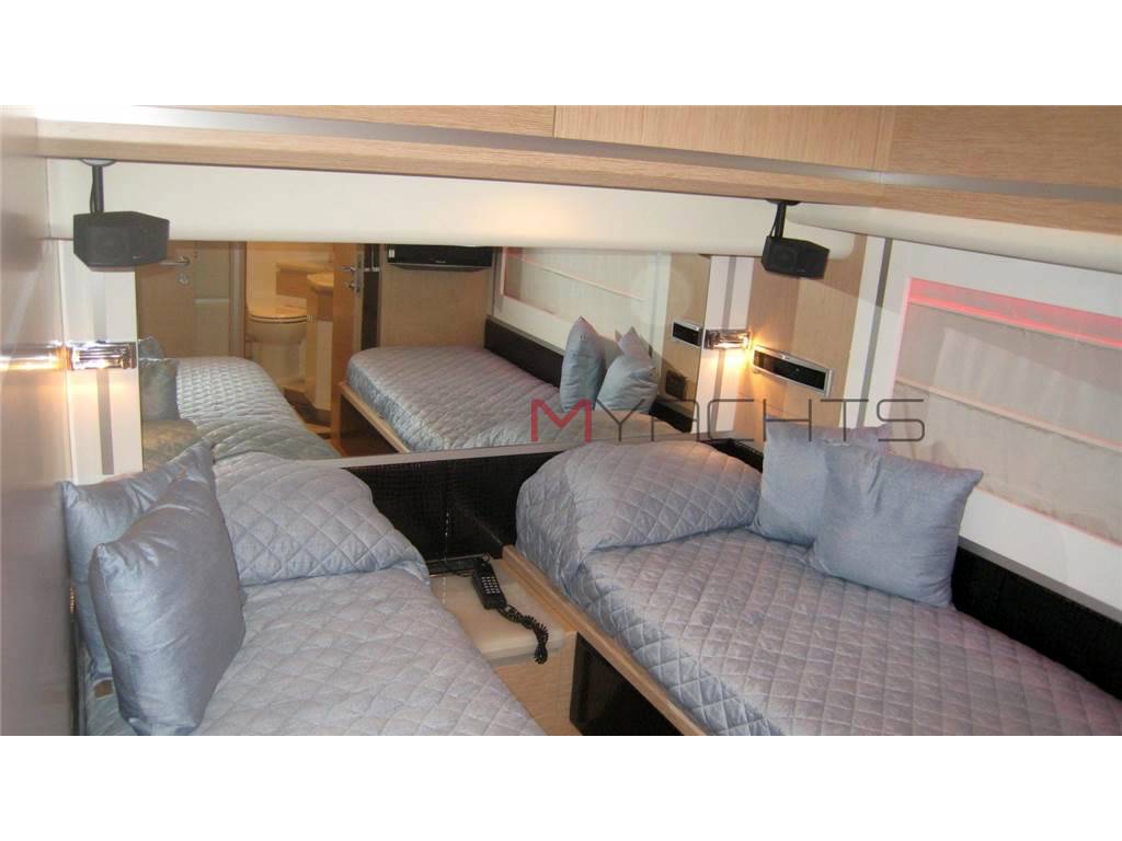 Dominator yachts 68