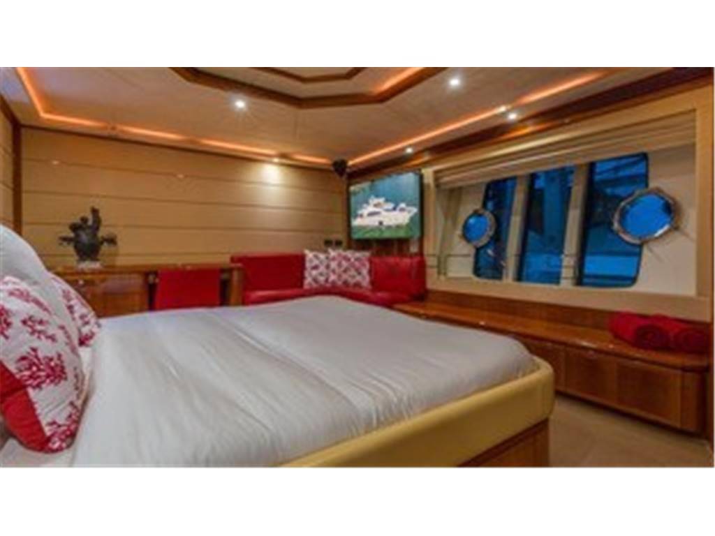 Ferretti 88ft