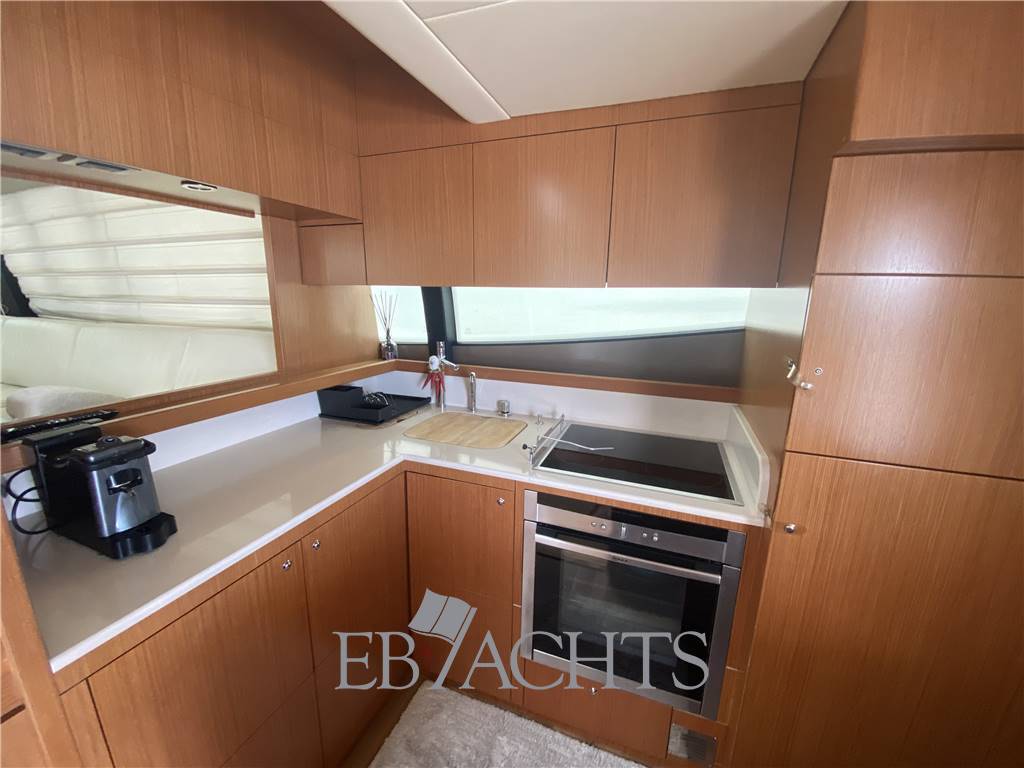 Ferretti yachts 592