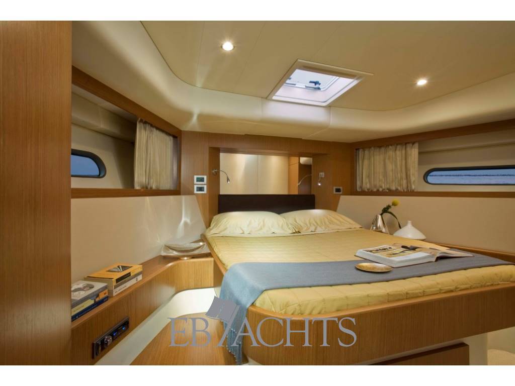 Ferretti yachts 592