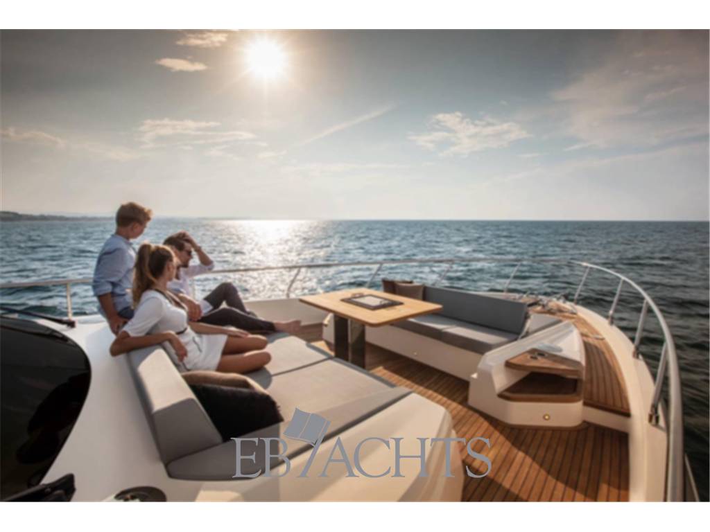 Ferretti yachts 720