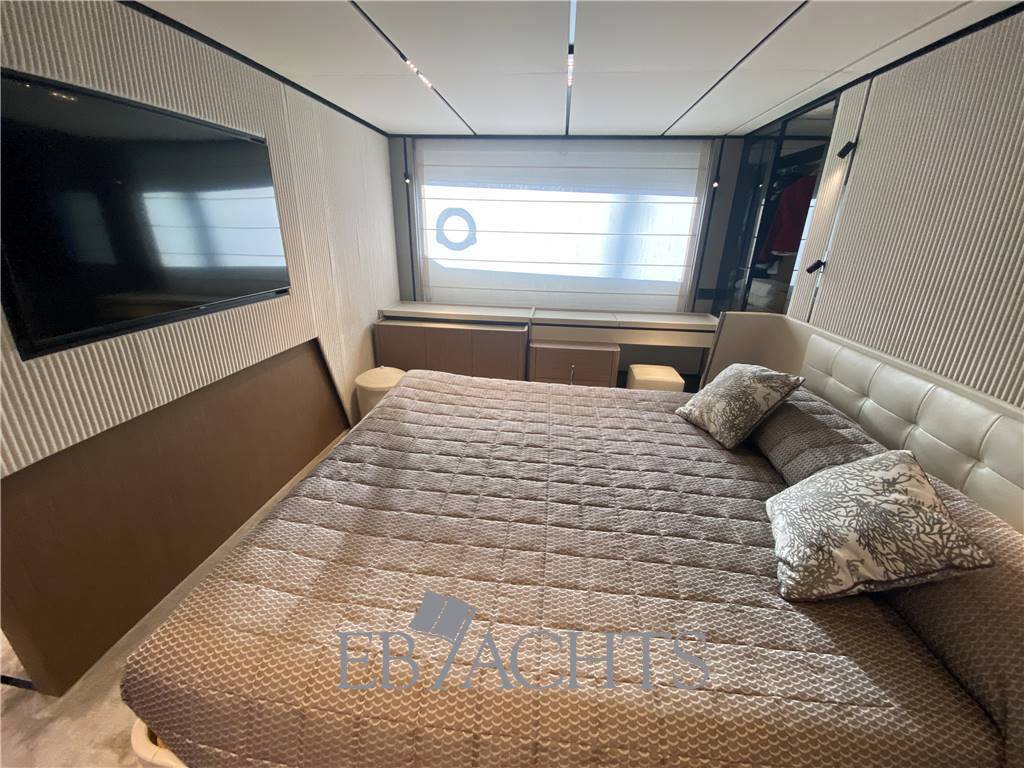 Ferretti yachts 720