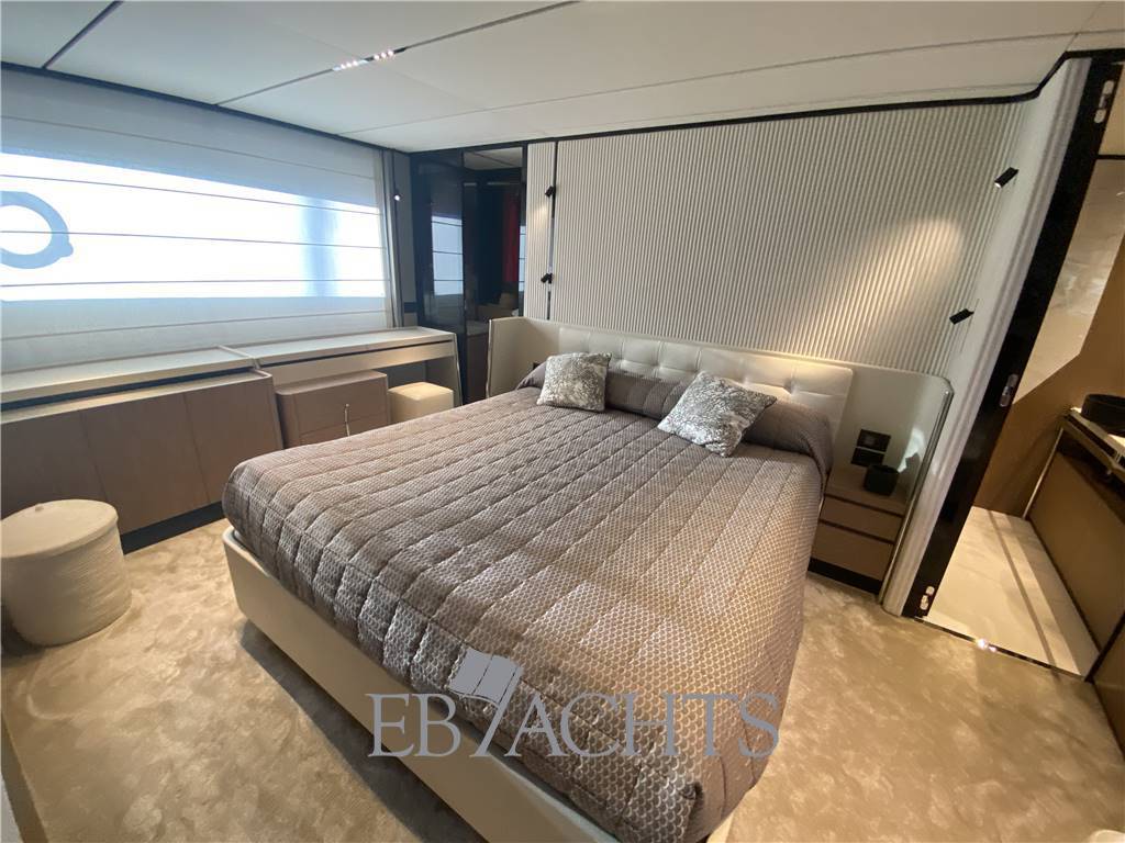 Ferretti yachts 720