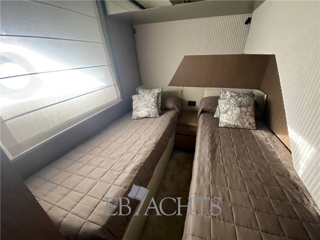 Ferretti yachts 720
