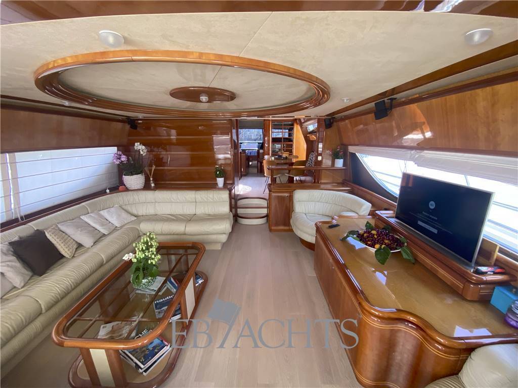 Ferretti yachts 810
