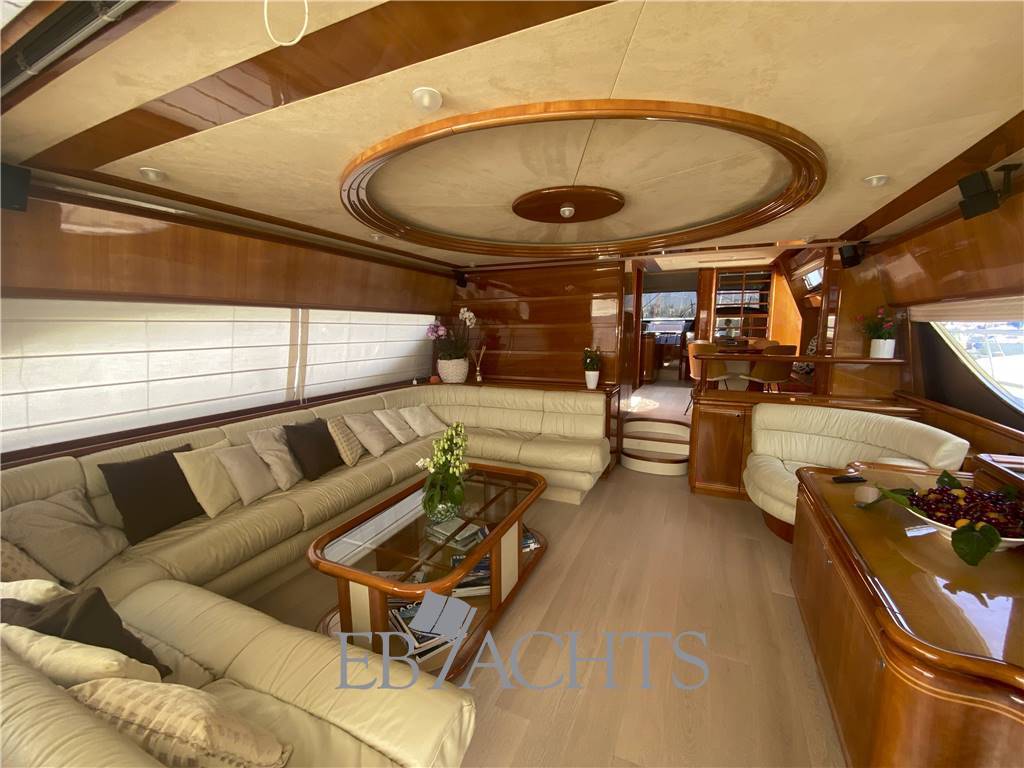 Ferretti yachts 810