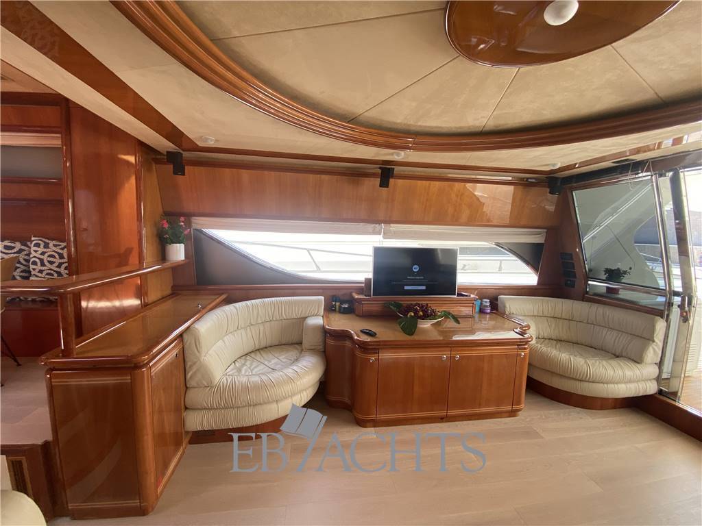 Ferretti yachts 810
