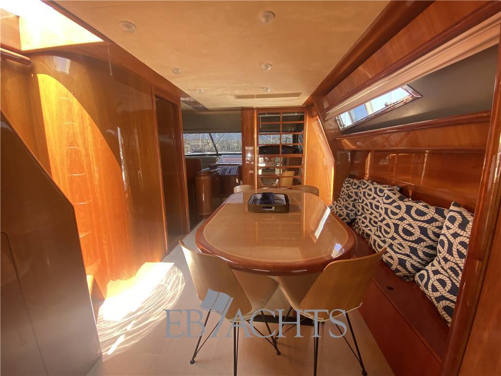 Ferretti yachts 810