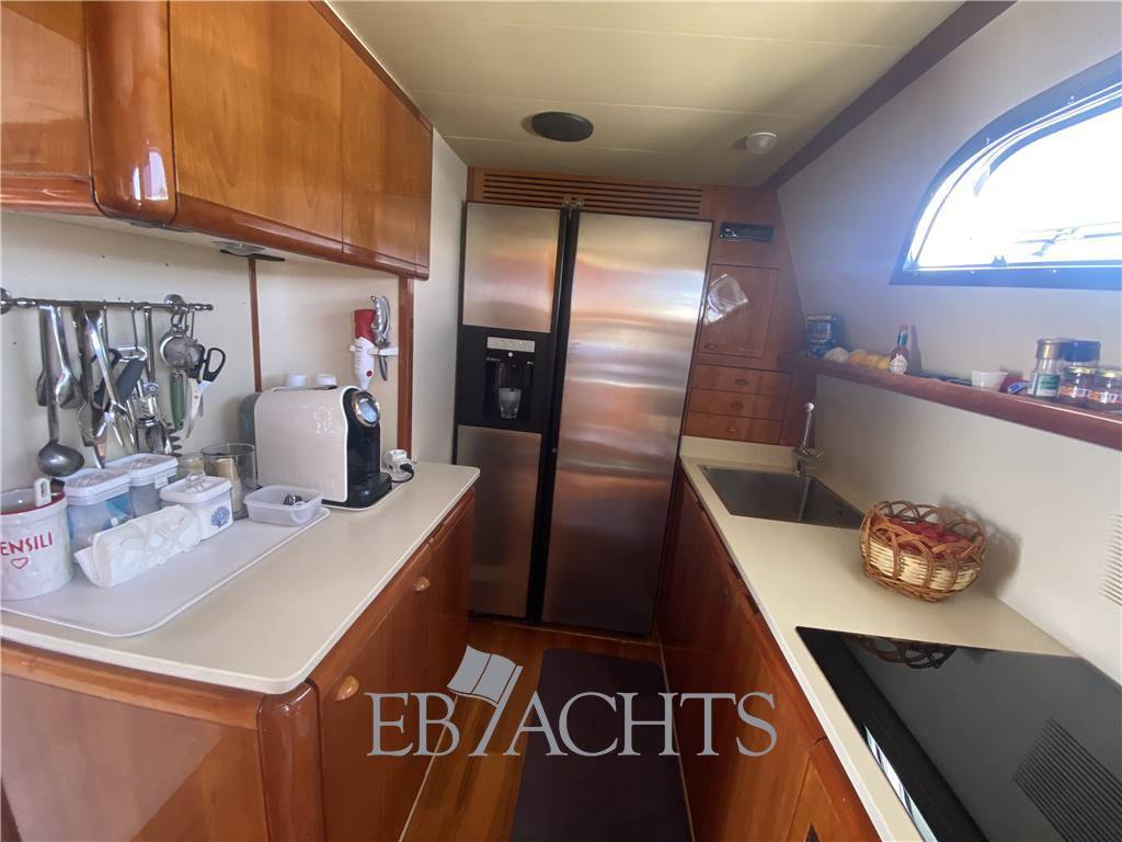 Ferretti yachts 810