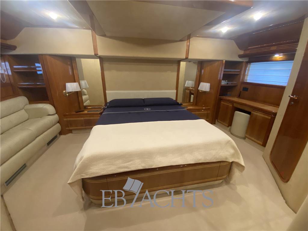 Ferretti yachts 810