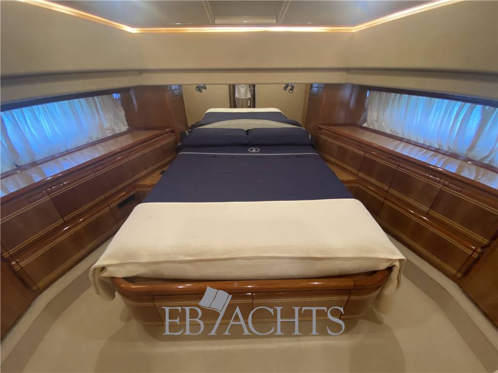 Ferretti yachts 810