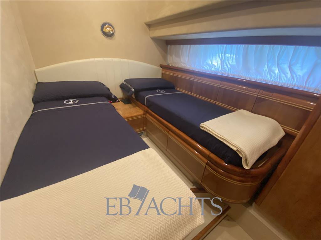 Ferretti yachts 810