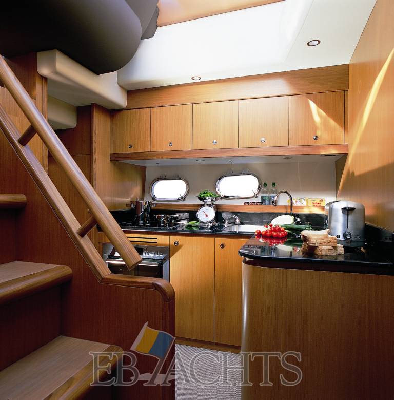 Ferretti yachts Altura 690