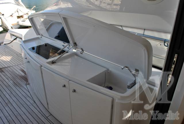 Pershing yacht 64