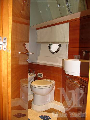 Aicon yacht spa 64 fly