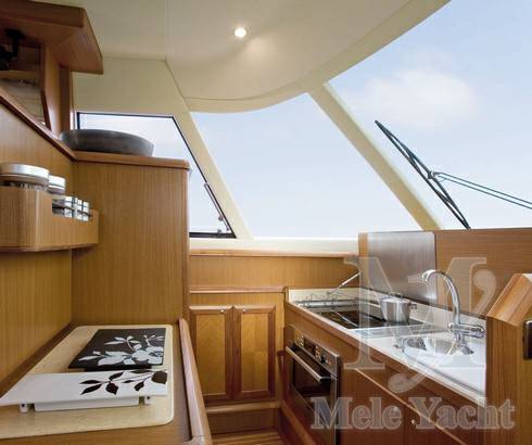 Mochi craft spa Dolphin 64 sun top