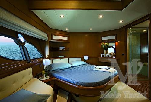 Mochi craft spa Dolphin 64 sun top