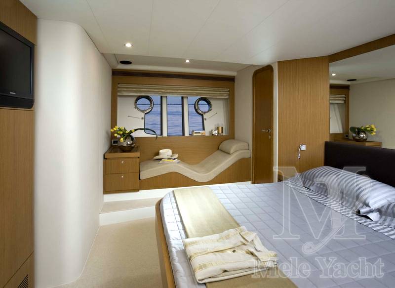 Ferretti 592