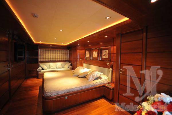 Ferretti yachts Custom line 97