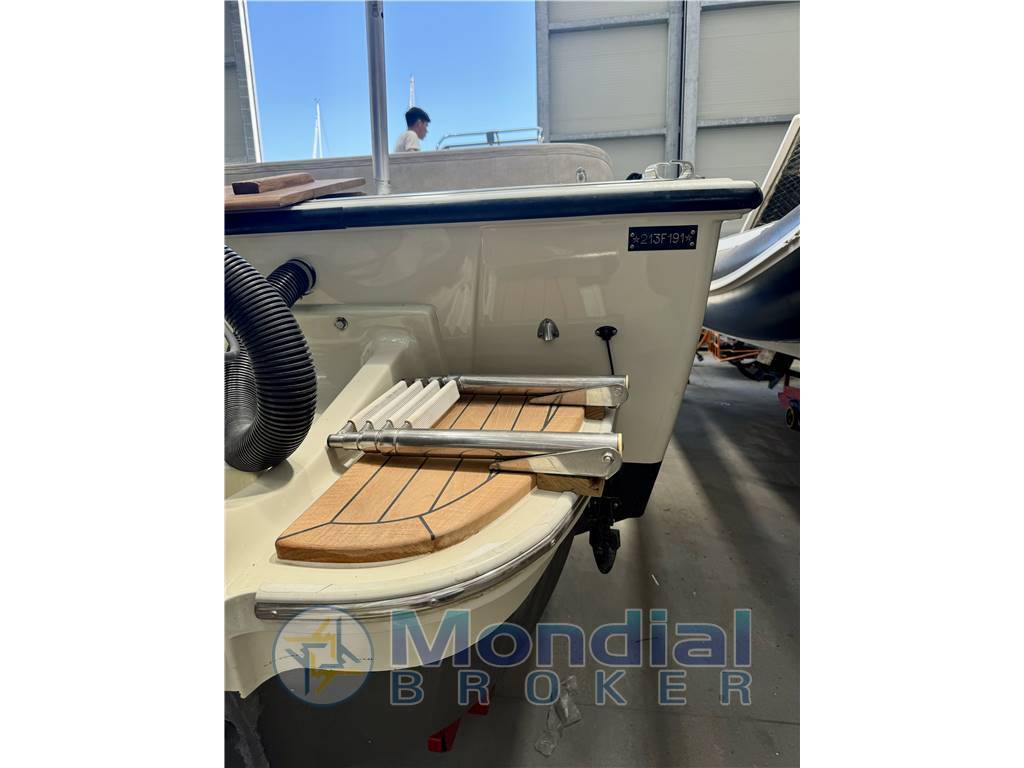 Boston whaler Outrage 25