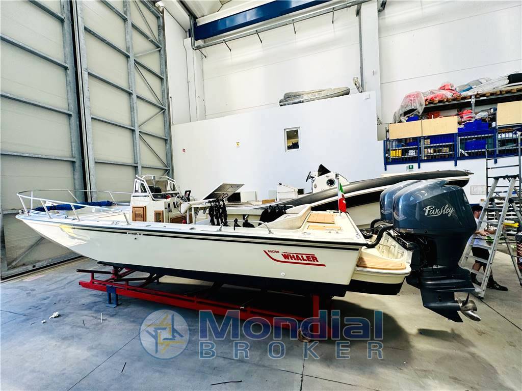 Boston whaler Outrage 25