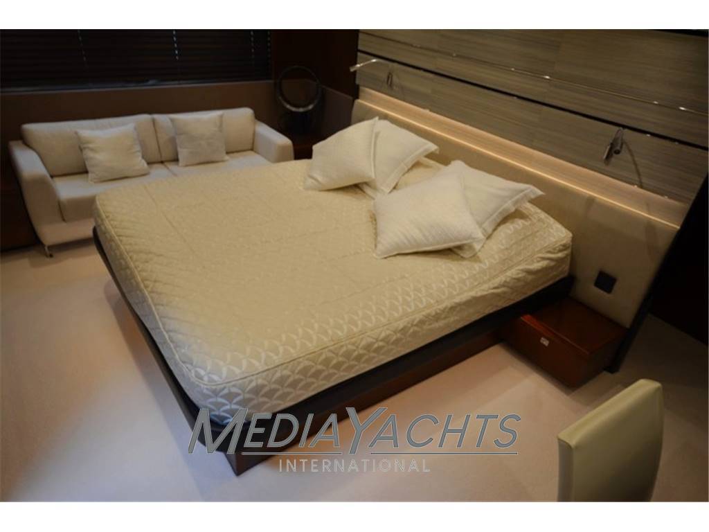 Princess yacht S72