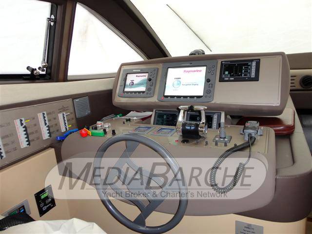 Ferretti 551