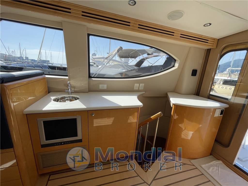 Hatteras 68 convertible