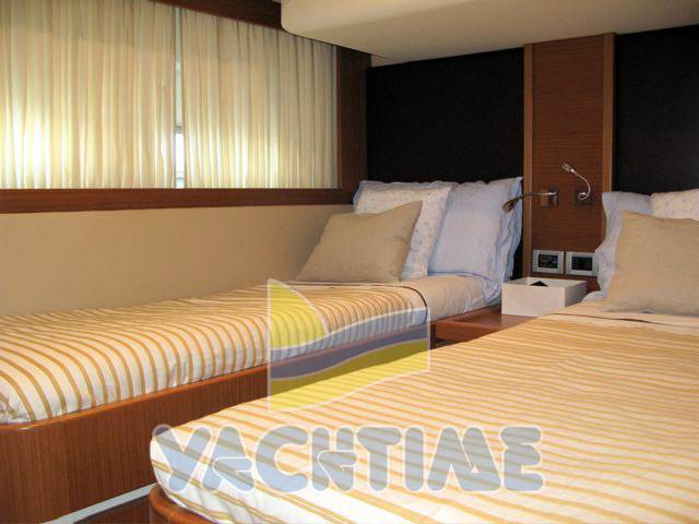 Ferretti 592