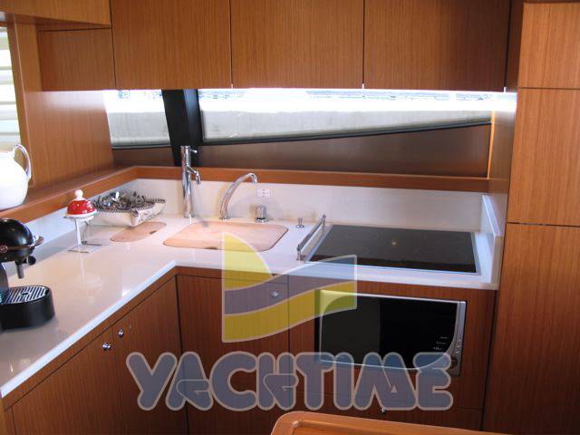 Ferretti 592