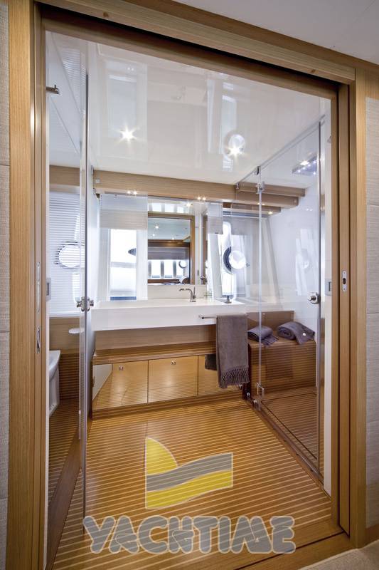 Ferretti 800 h.t.