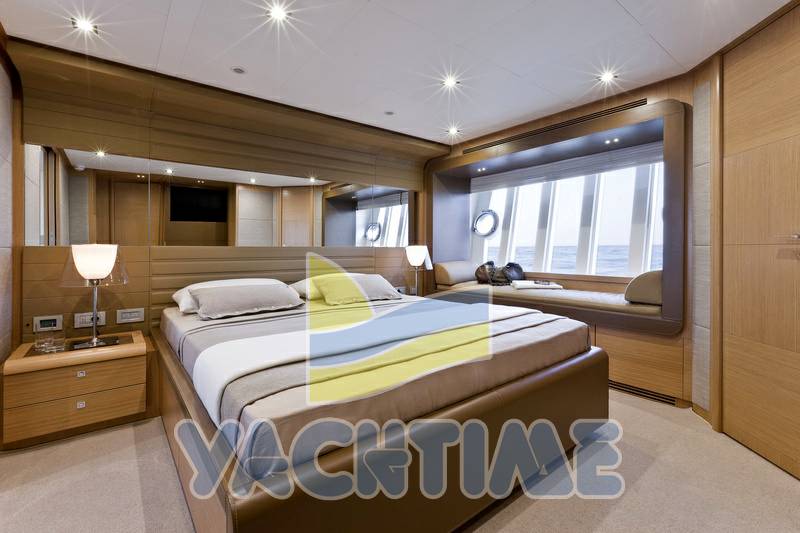 Ferretti 800 h.t.