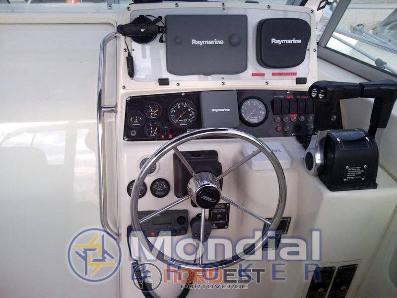 Boston whaler Conquest 28
