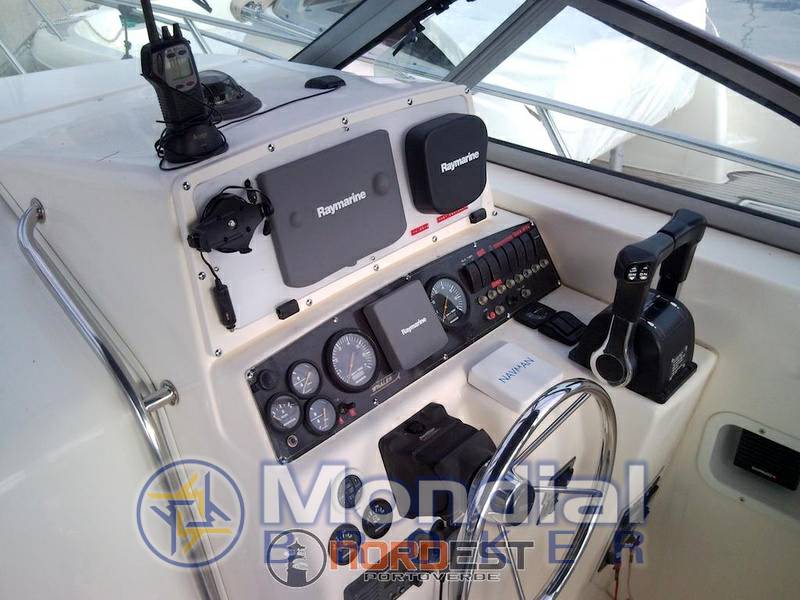 Boston whaler Conquest 28