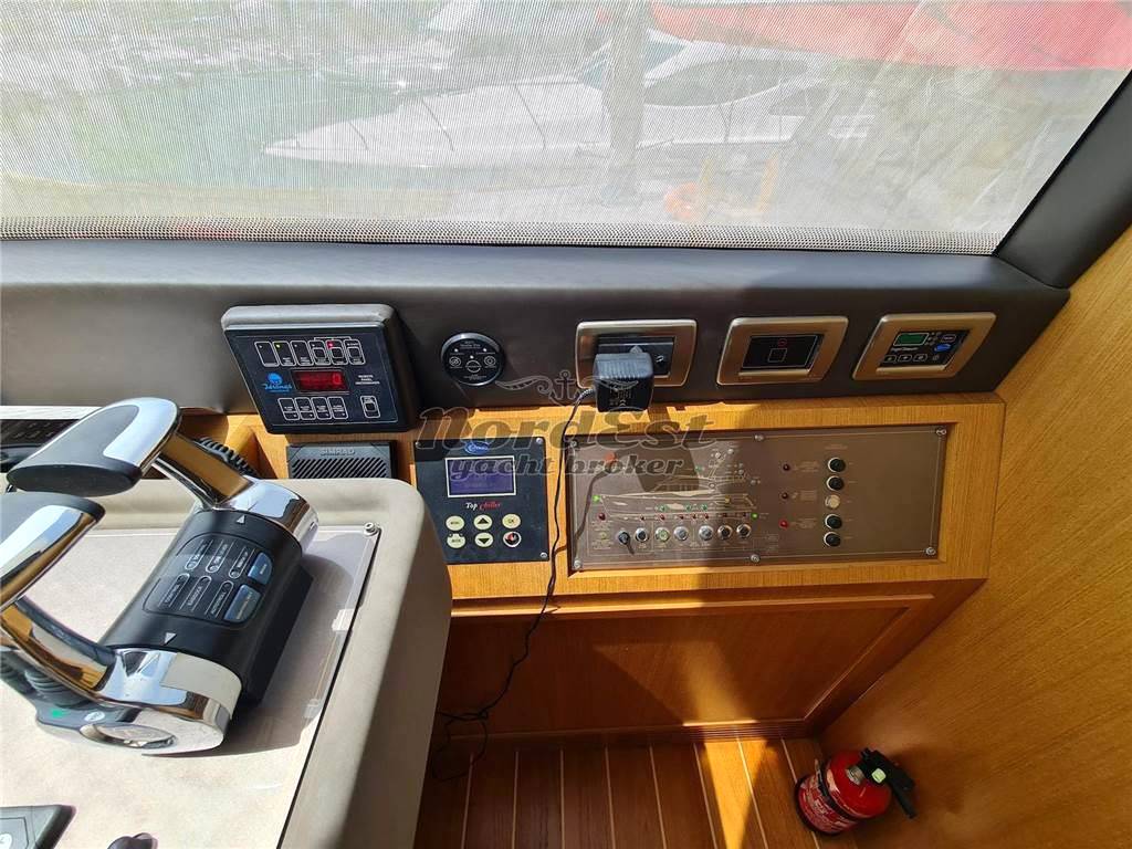 Mochi craft Dolphin 64 cruiser