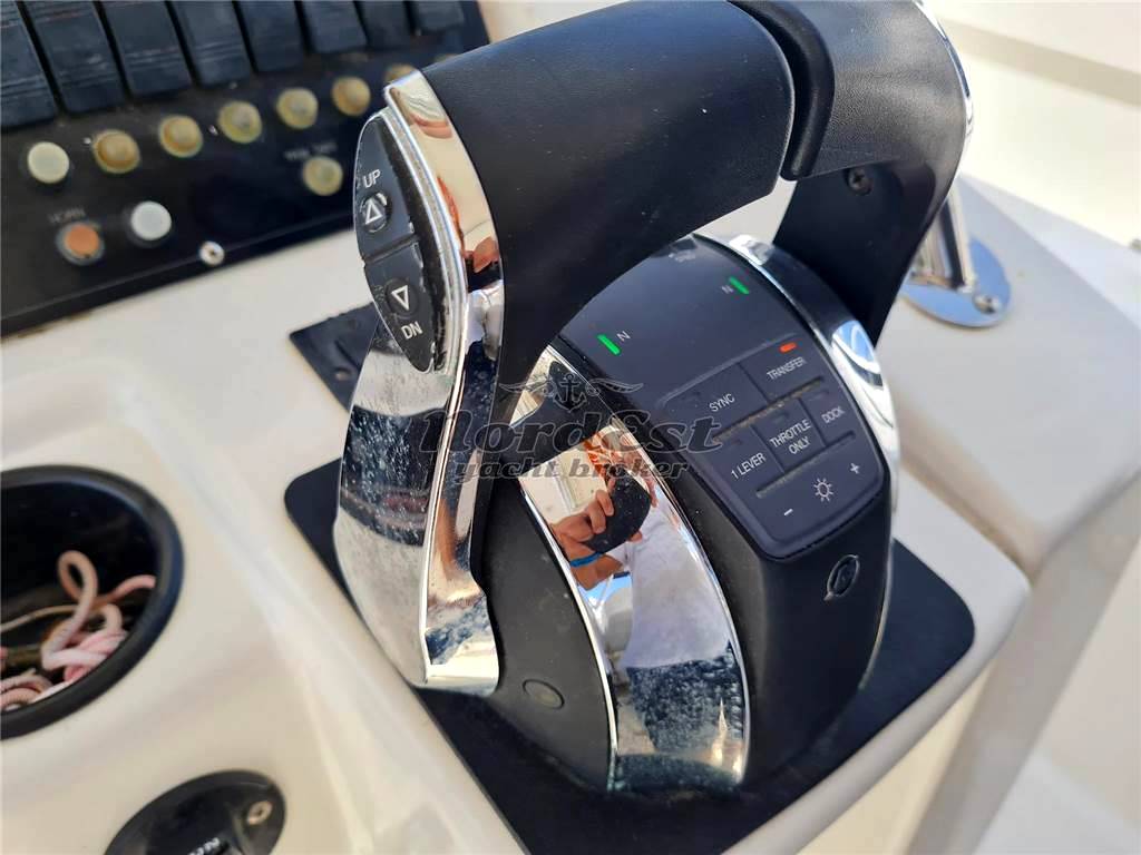 Boston whaler Outrage 28 (verado 300 - 2018)