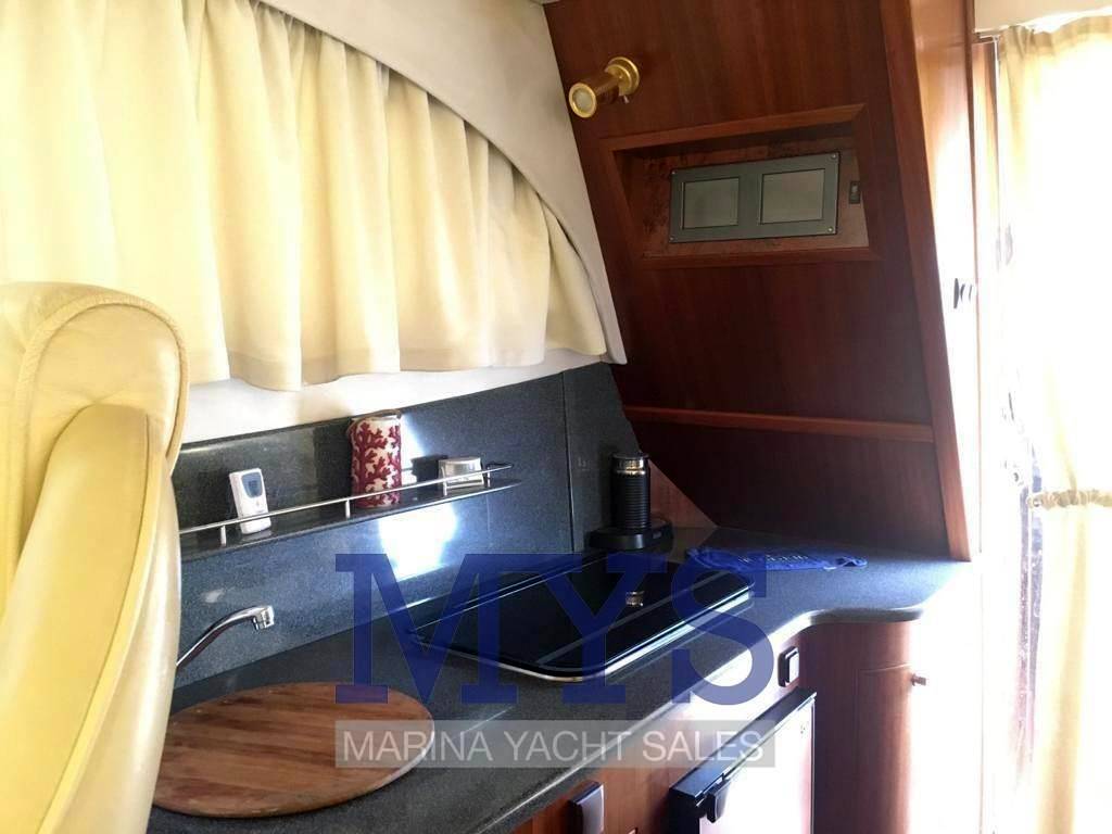 Galeon 330 fly