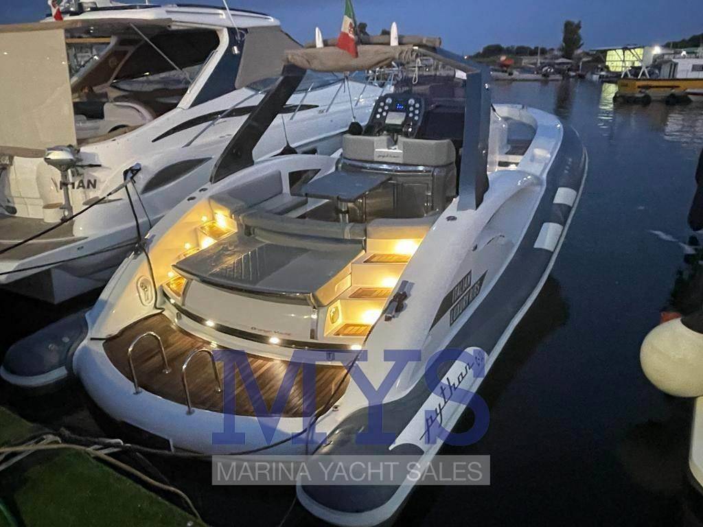 Python yacht C 33