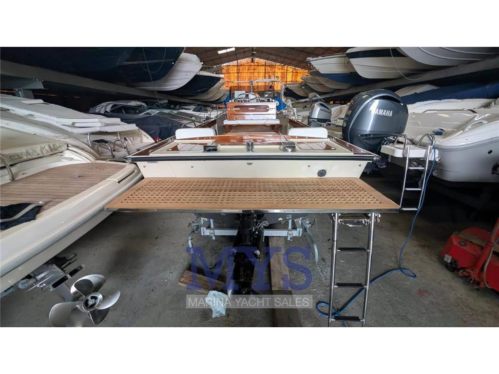 Boston whaler 22 outrage