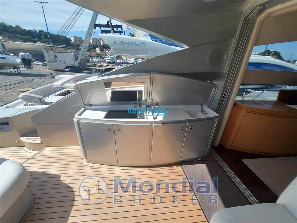 Pershing 64'