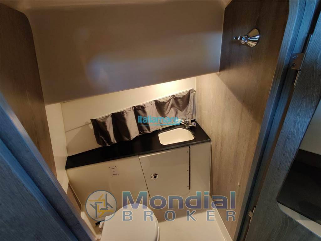 Quicksilver Active 875 sundeck