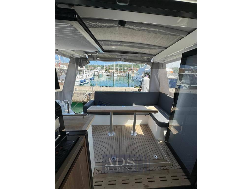 Sealine C390