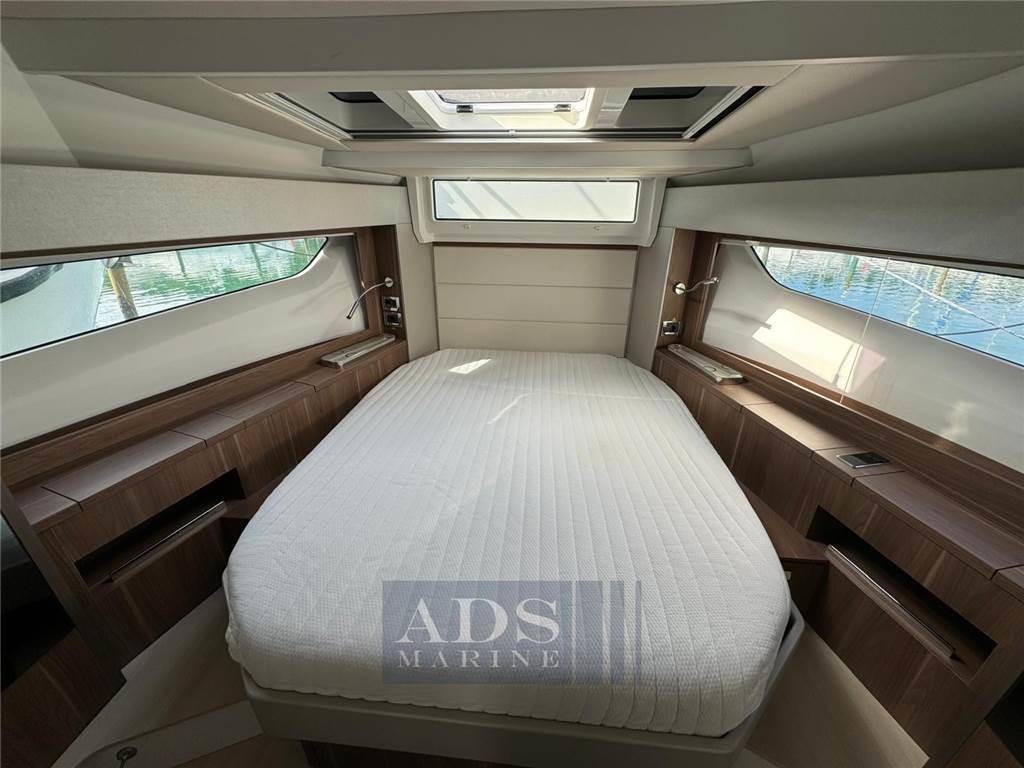 Sealine C390