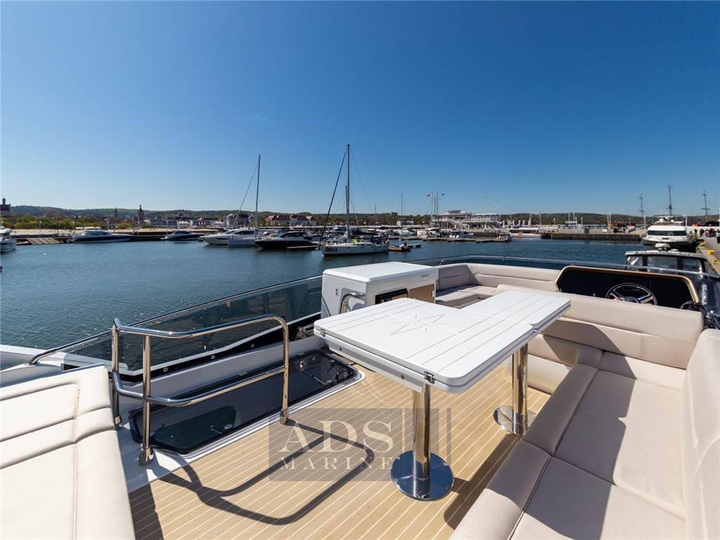 Galeon 440 fly