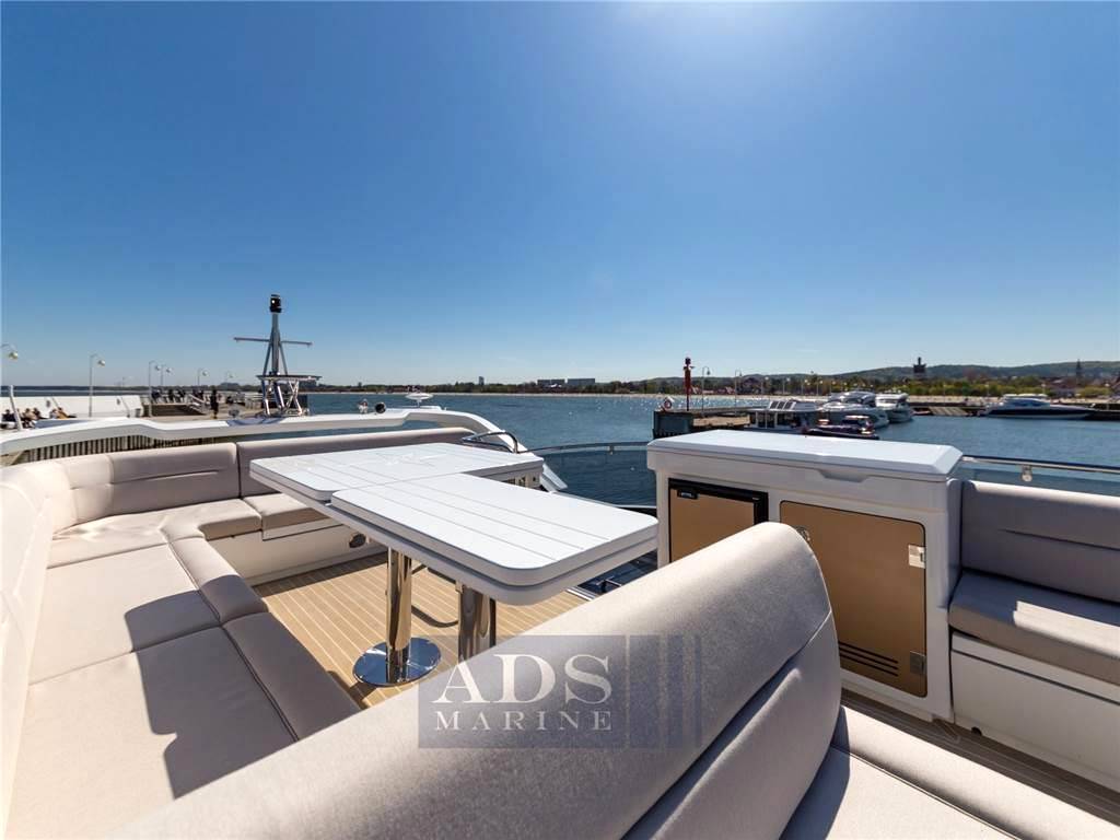 Galeon 440 fly