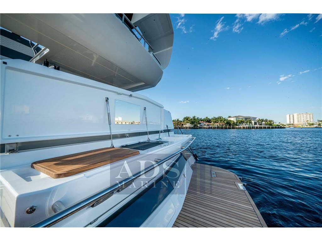 Galeon 400 fly