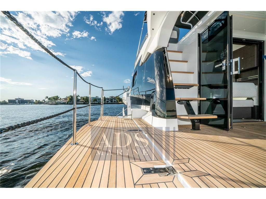 Galeon 400 fly
